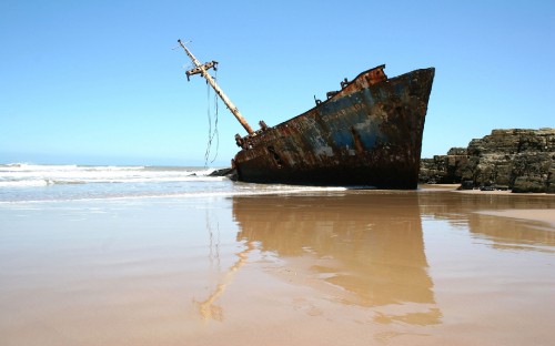 Image brown ship on sea shore during daytime