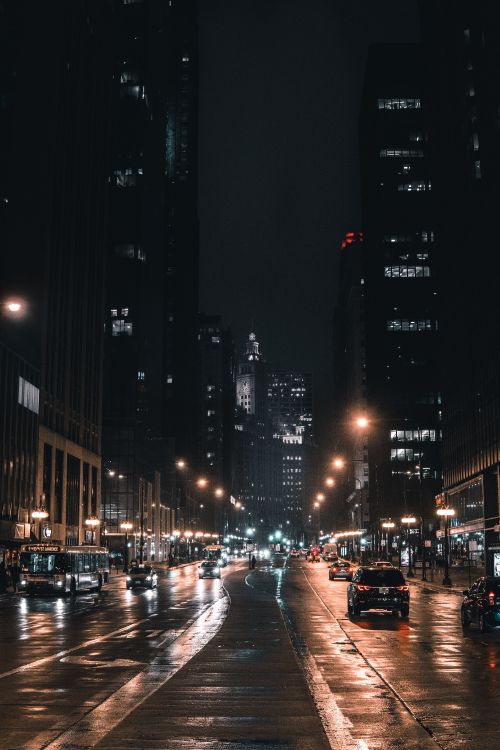 Autos Auf Der Straße Während Der Nachtzeit. Wallpaper in 4000x6000 Resolution