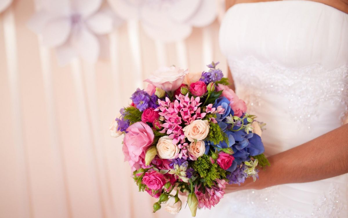 pink and white flower bouquet