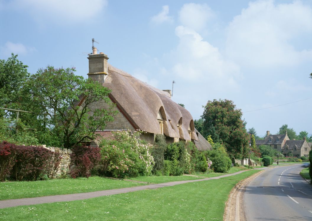 Braunes Betonhaus in Der Nähe Von Grünen Bäumen Unter Weißen Wolken Tagsüber. Wallpaper in 2950x2094 Resolution