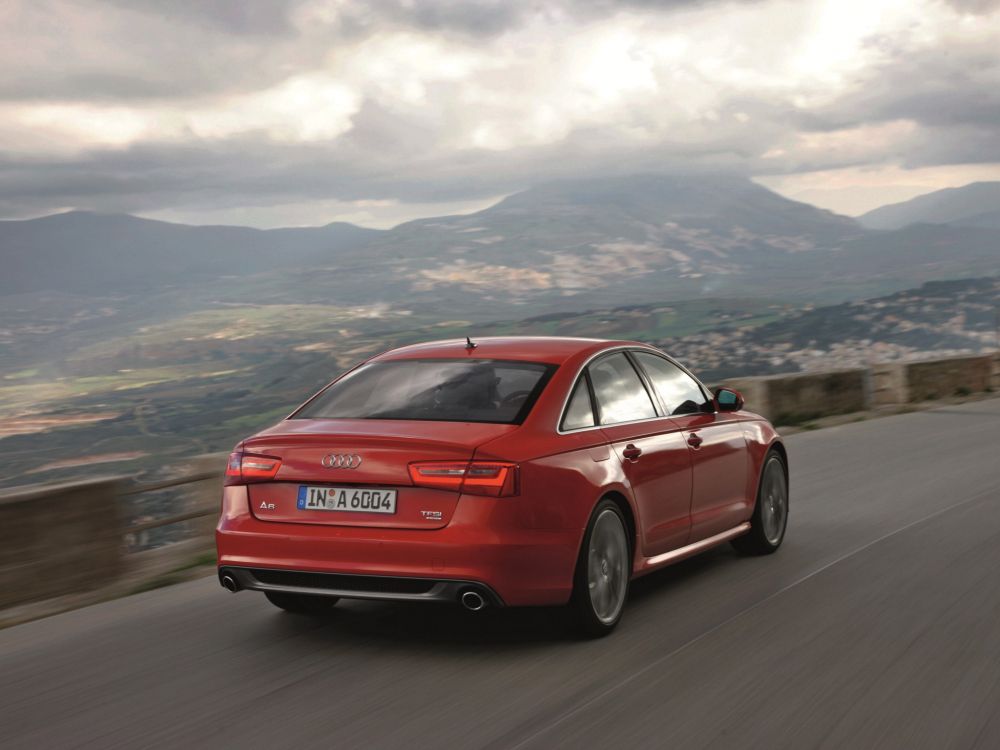 Roter Bmw m 3 Tagsüber Unterwegs. Wallpaper in 2048x1536 Resolution