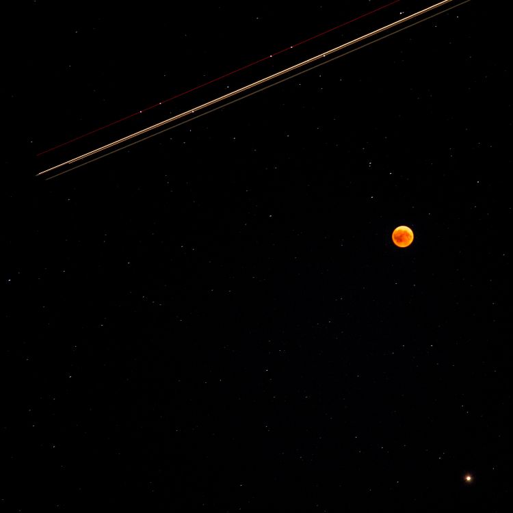 Roter Und Gelber Runder Mond. Wallpaper in 3748x3748 Resolution