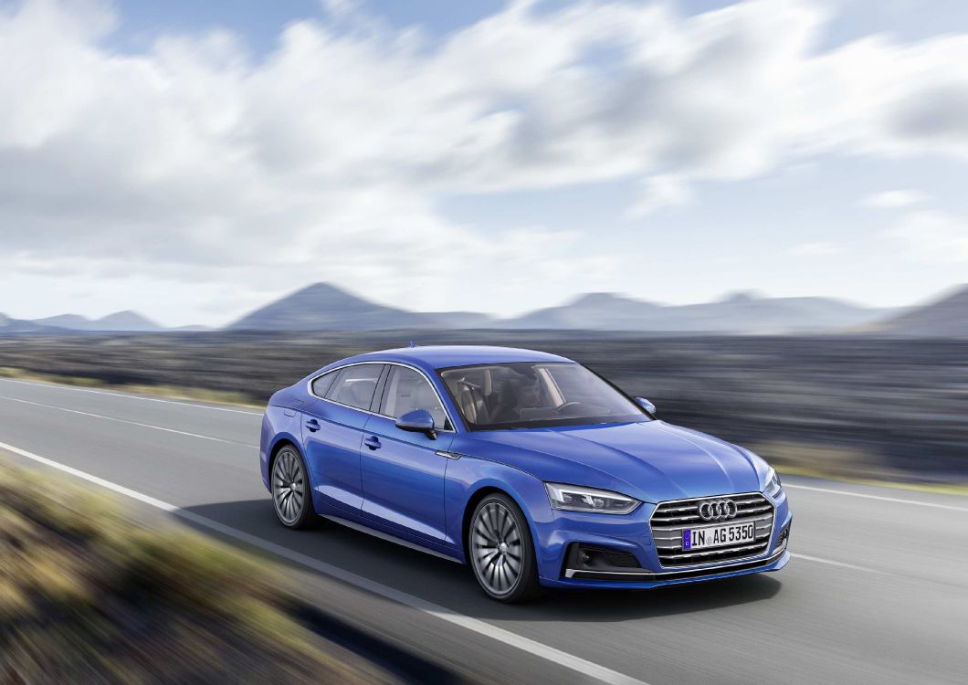 Blauer Audi a 4 Tagsüber Unterwegs. Wallpaper in 3508x2481 Resolution