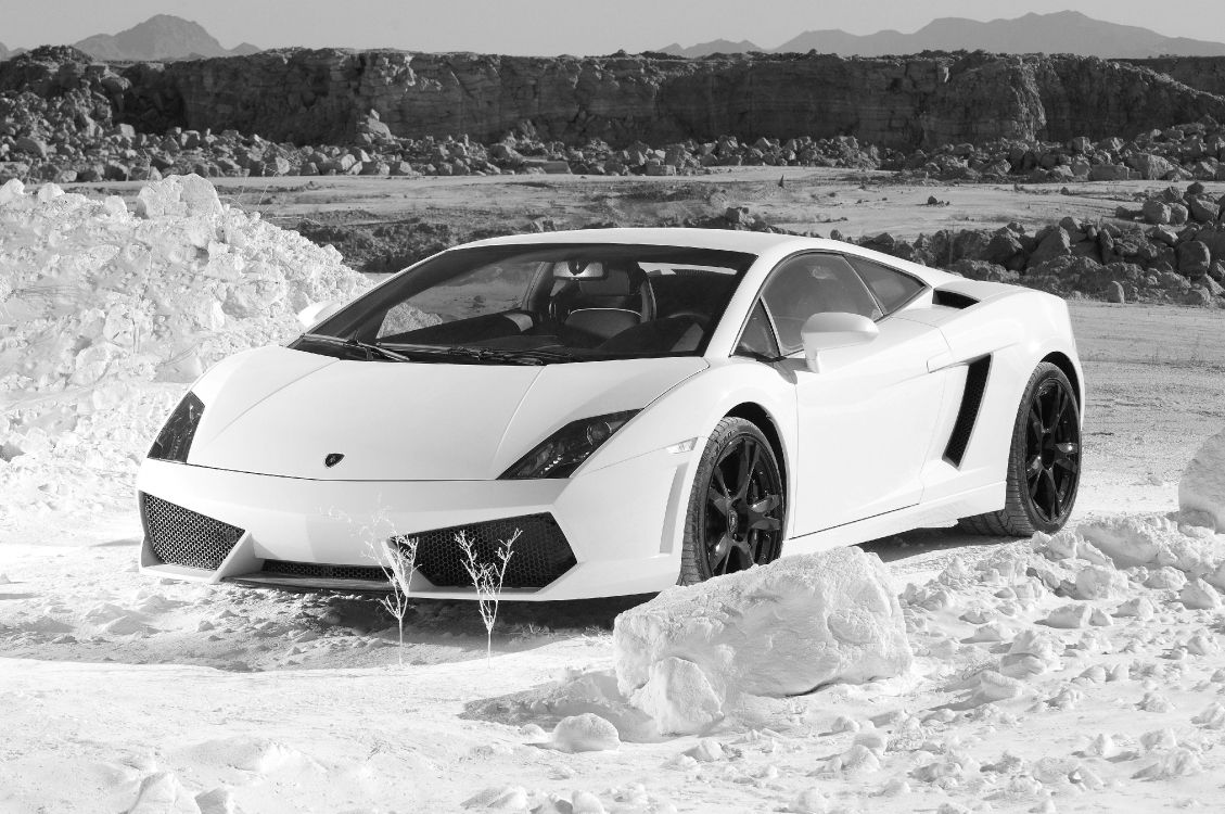 Lamborghini Aventador Blanco Sobre Suelo Cubierto de Nieve. Wallpaper in 4288x2848 Resolution