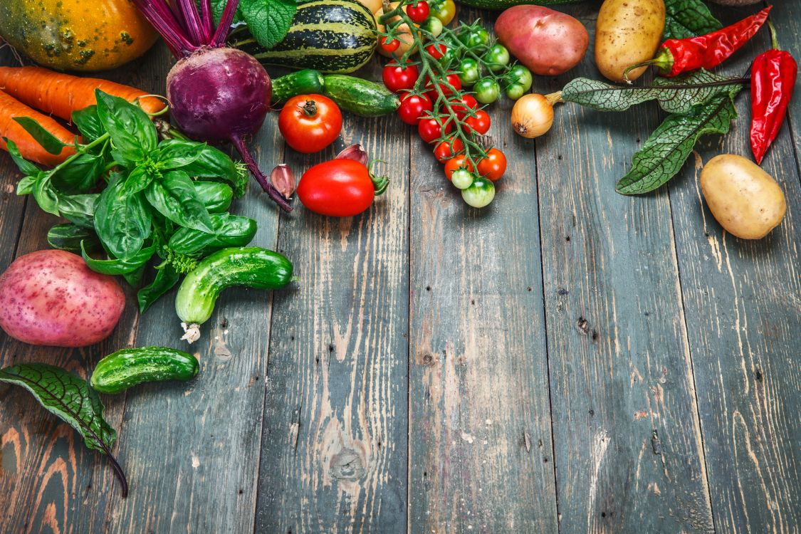 Rote Und Grüne Chilischoten Auf Braunem Holztisch. Wallpaper in 5616x3744 Resolution