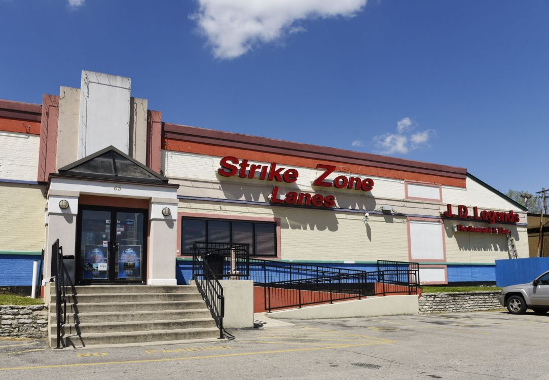 Bâtiment en Béton Blanc et Rouge Sous Ciel Bleu Pendant la Journée. Wallpaper in 2048x1418 Resolution