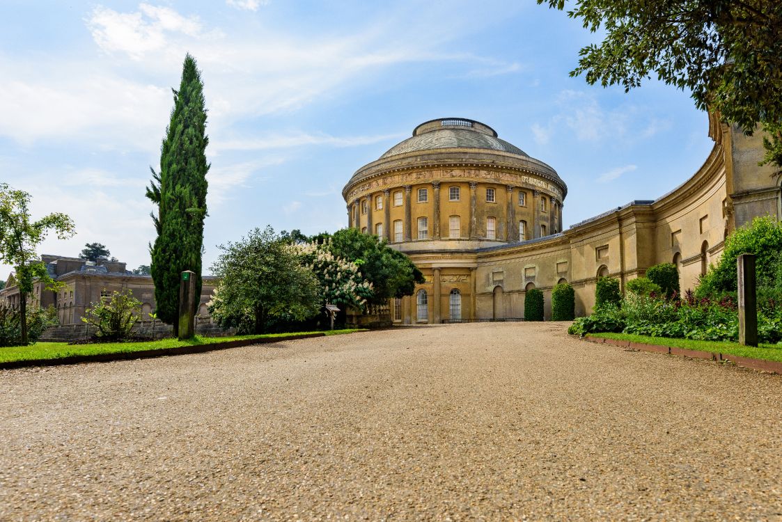 Edificio de Hormigón Marrón Cerca de Árboles Verdes Bajo un Cielo Azul Durante el Día. Wallpaper in 4500x3003 Resolution