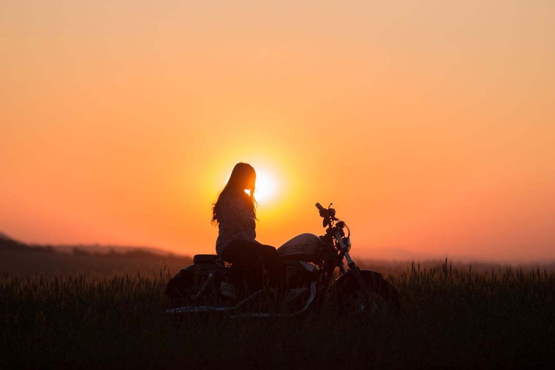 Silhouette de L'homme à Moto Pendant le Coucher du Soleil. Wallpaper in 5472x3648 Resolution