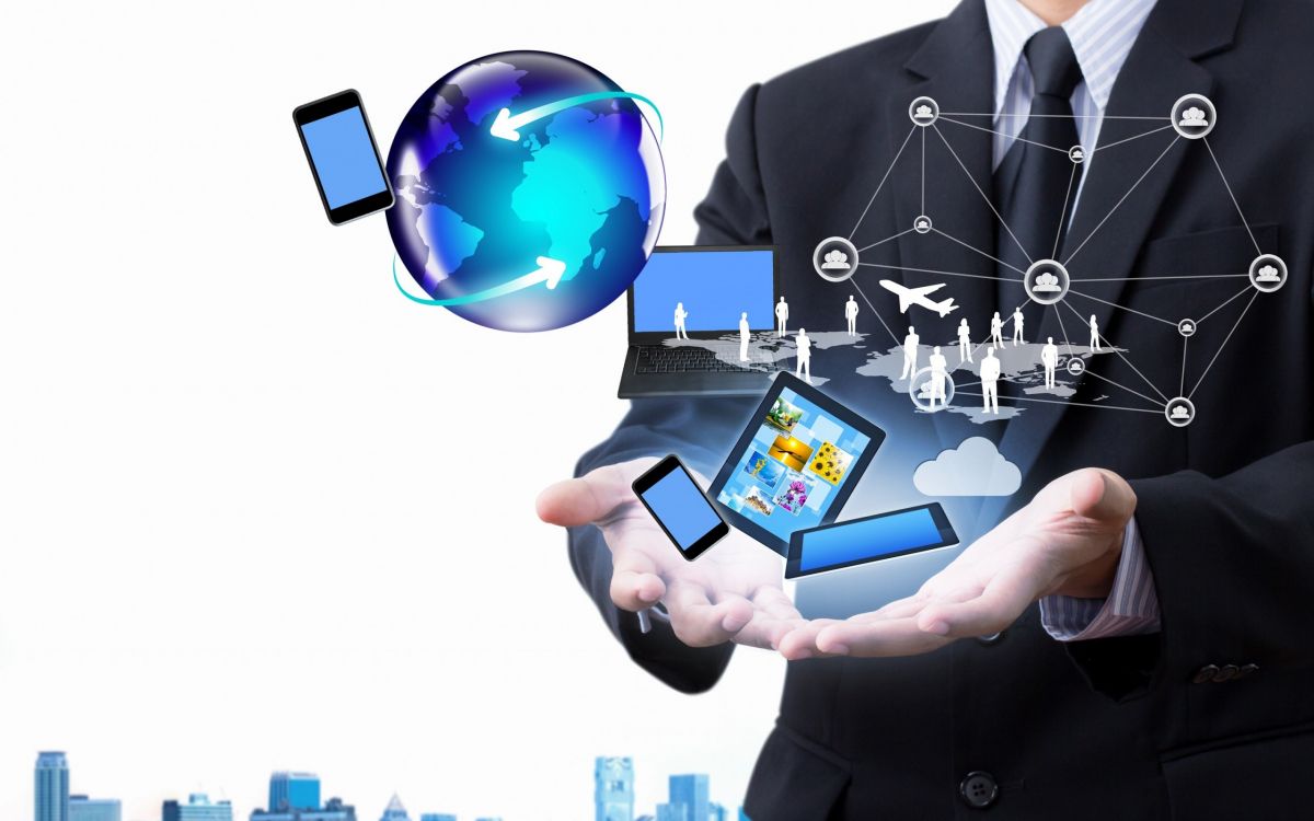 Person Mit Weißem Android-Smartphone. Wallpaper in 2560x1600 Resolution