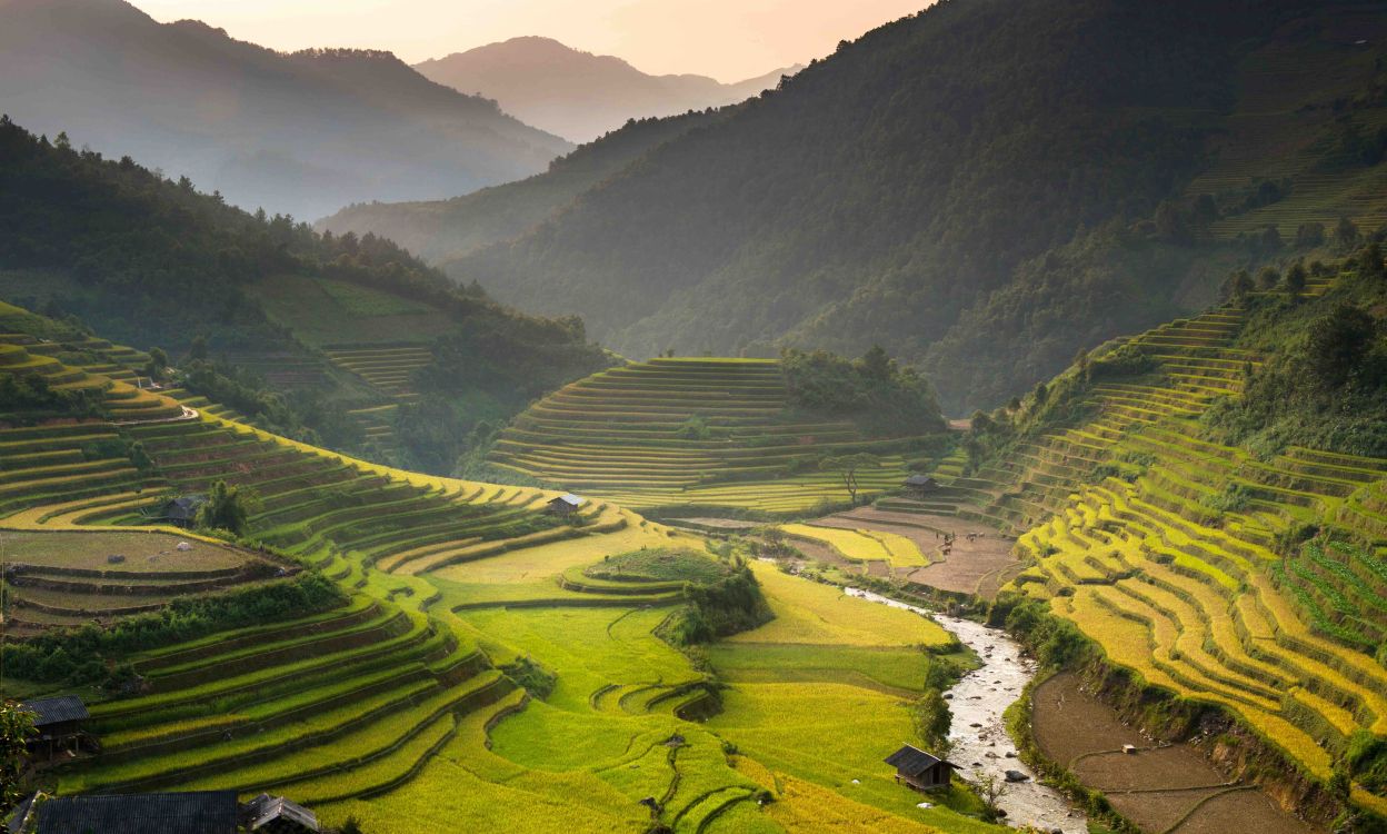 Champ D'herbe Verte et Montagne Pendant la Journée. Wallpaper in 7360x4422 Resolution