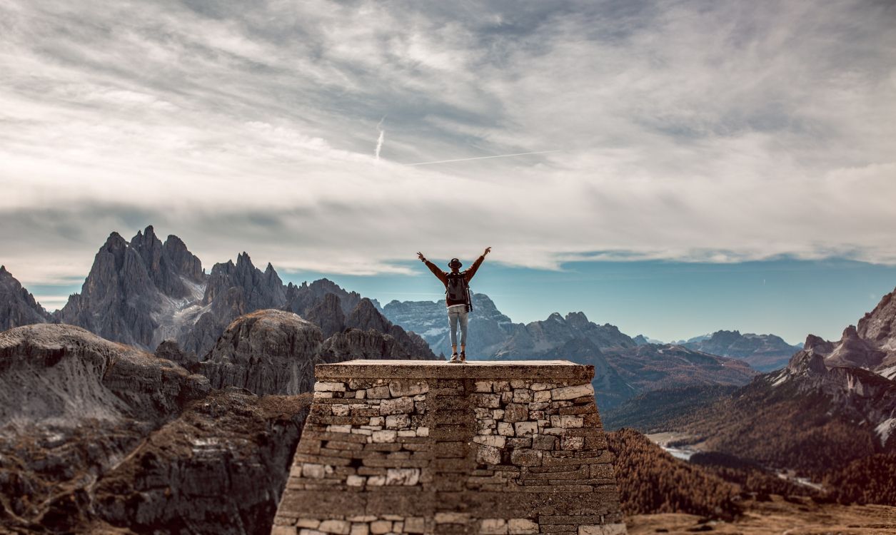 Hombre de Chaqueta Negra de Pie Sobre Bloques de Hormigón Marrón Durante el Día. Wallpaper in 2500x1493 Resolution