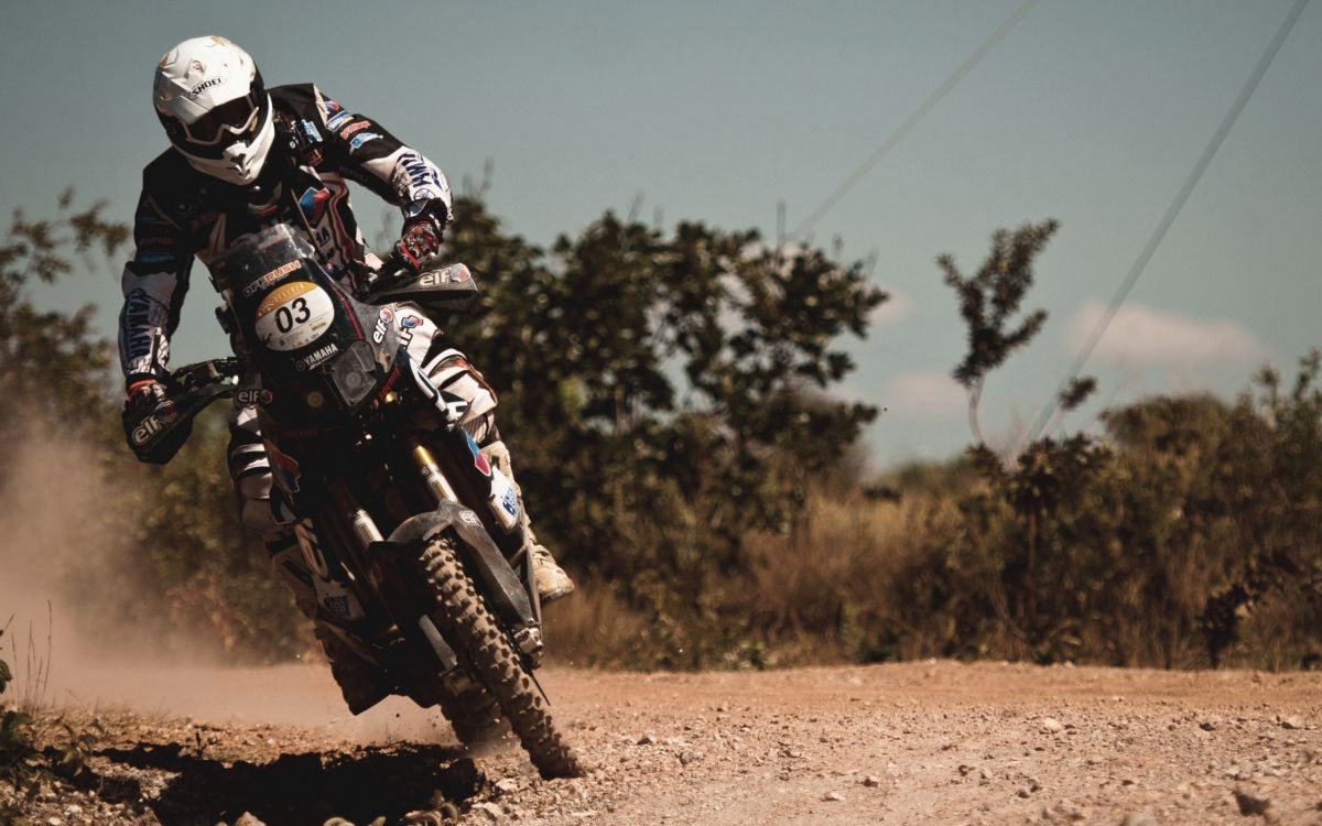 Hombre en Traje de Motocicleta Blanco y Negro Montando Motocross Dirt Bike. Wallpaper in 2560x1600 Resolution