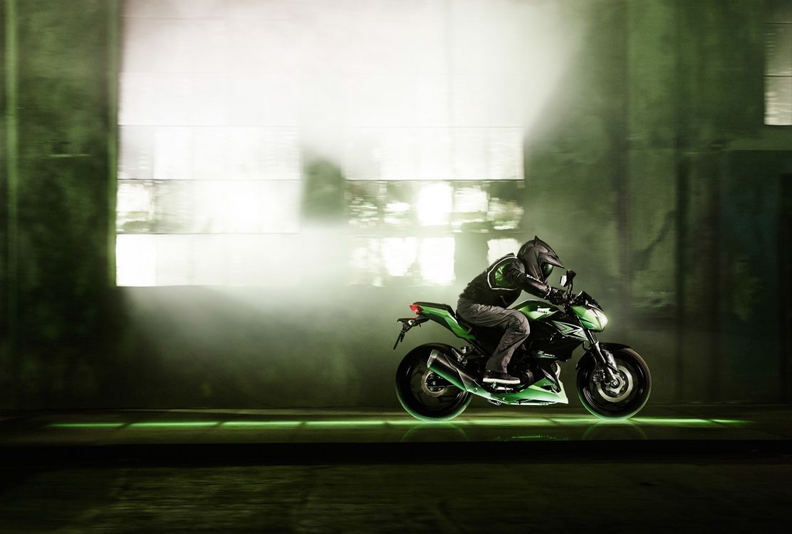 Mann Fährt Auf Schwarzem Motorrad. Wallpaper in 3000x2023 Resolution