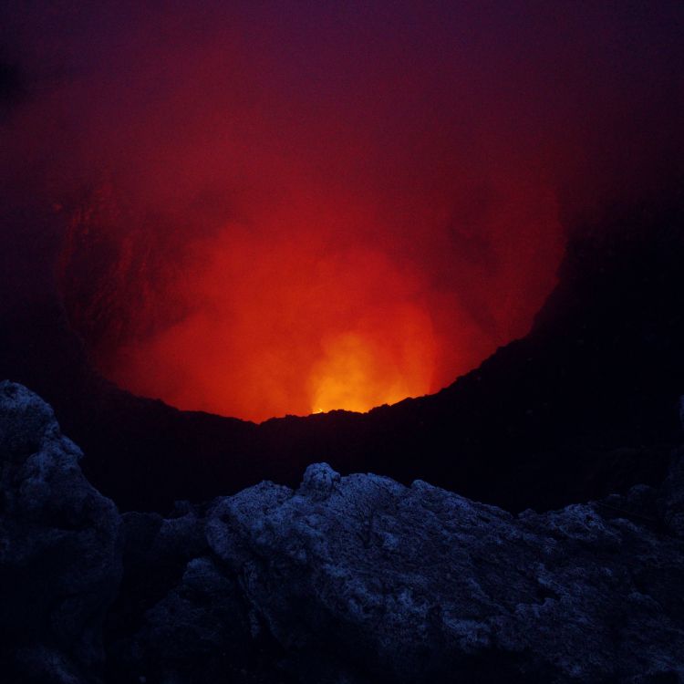 Download 3415x3415 Wallpaper Schwarzes Und Rotes Feuer Während Der Nacht Schwarzes Und Rotes Feuer Während Der Nacht. Wallpaper in 3415x3415 Resolution