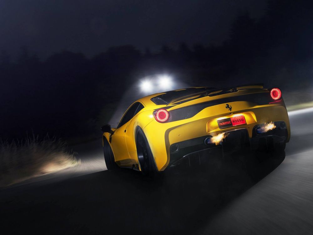 Coche Deportivo Ferrari Amarillo en la Carretera Durante la Noche. Wallpaper in 2048x1536 Resolution