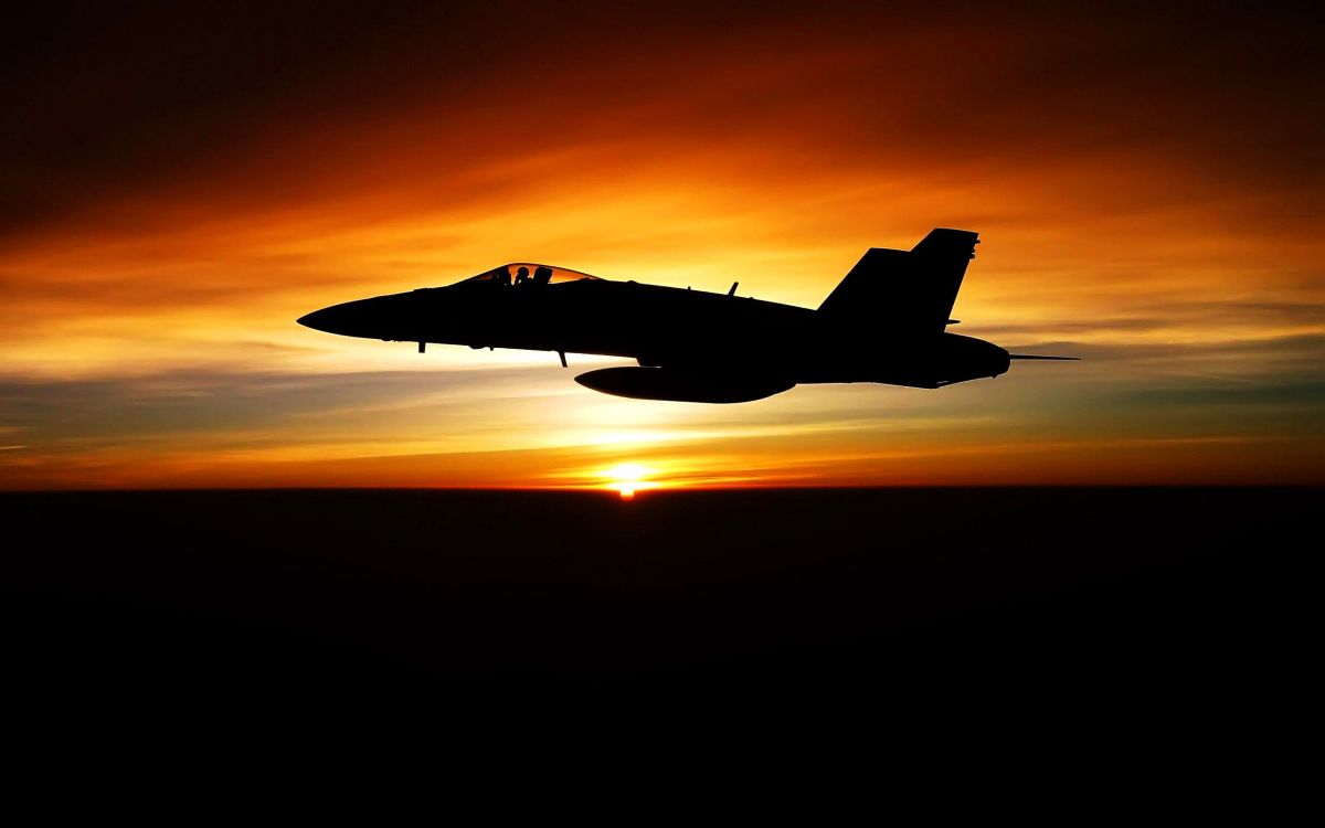 Silhouette Des Kampfjets Bei Sonnenuntergang. Wallpaper in 2560x1600 Resolution