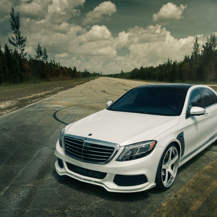 Weißes Mercedes Benz Coupé Tagsüber Unterwegs. Wallpaper in 2048x2048 Resolution