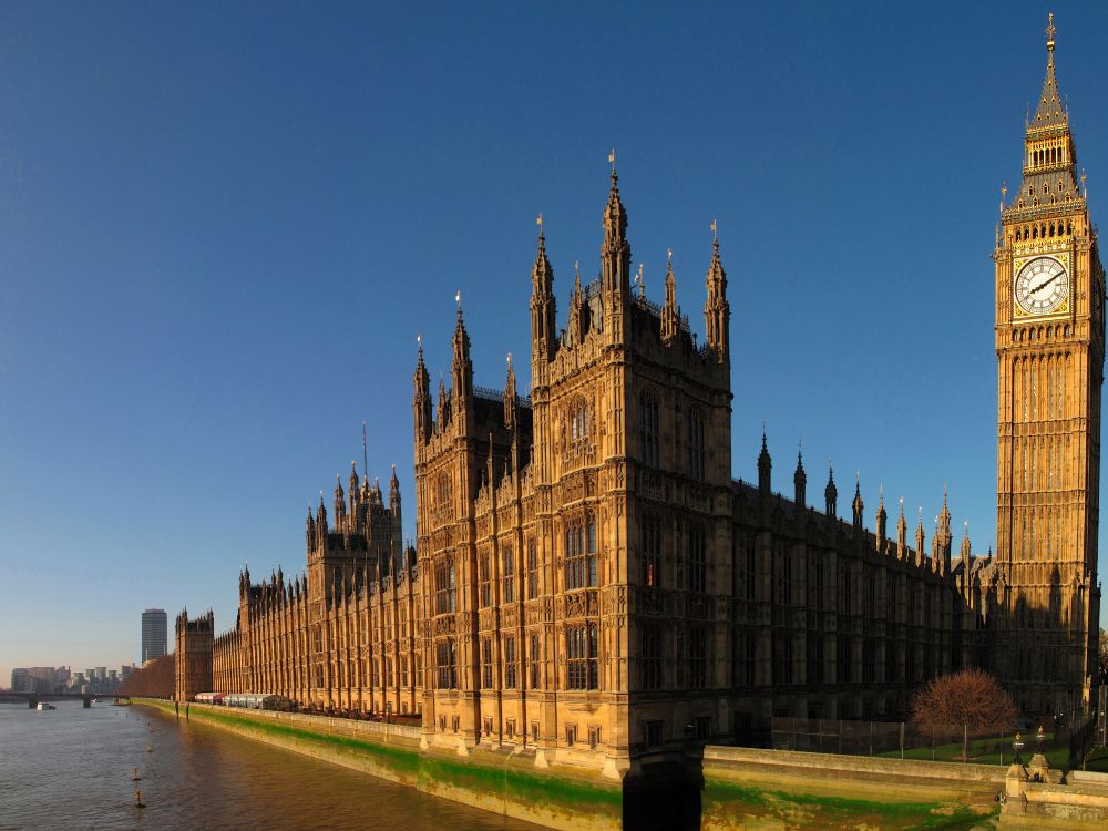 Braunes Betongebäude in Der Nähe Eines Gewässers Tagsüber. Wallpaper in 4000x3000 Resolution