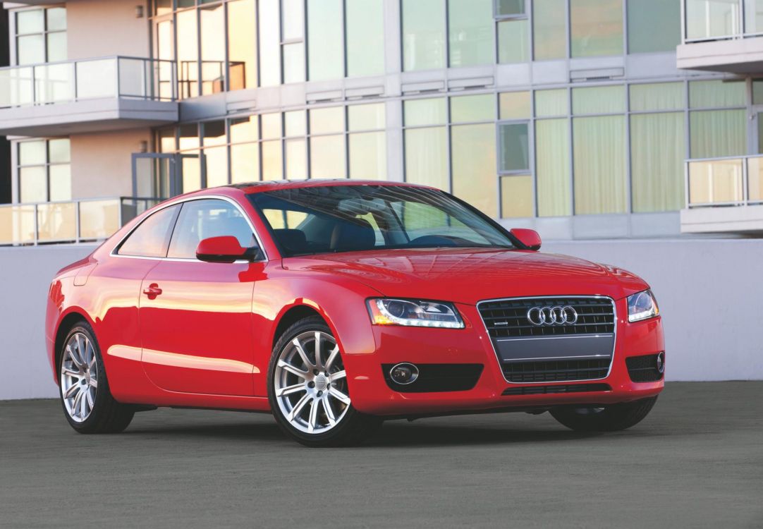 Roter Audi Eine 4-Limousine, Die Tagsüber in Der Nähe Des Weißen Gebäudes Geparkt Ist. Wallpaper in 1920x1330 Resolution