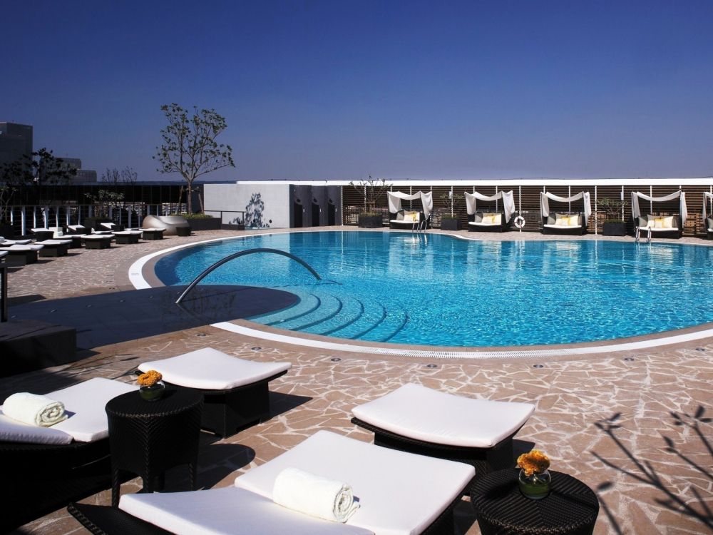 Tumbonas Blancas al Aire Libre Junto a la Piscina Durante el Día. Wallpaper in 2048x1536 Resolution