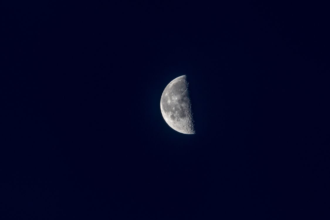 Vollmond am Nachthimmel. Wallpaper in 3680x2453 Resolution