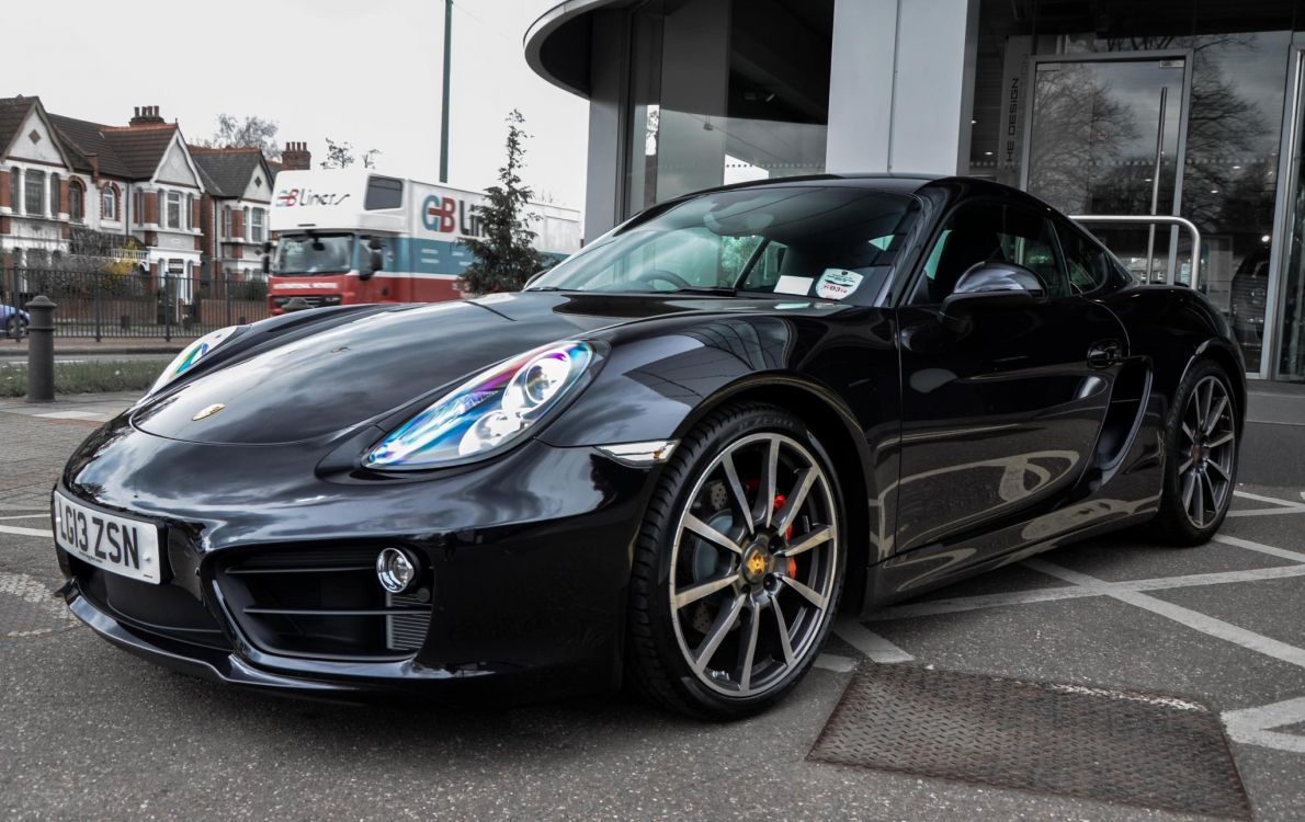 Porsche 911 Noire Garée Sur un Parking Pendant la Journée. Wallpaper in 2048x1290 Resolution