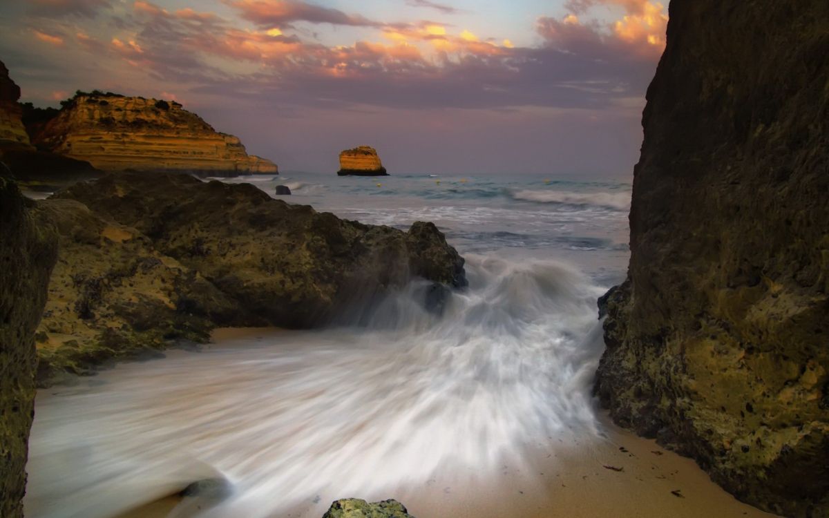 Formación de Roca Marrón Junto al Mar Durante la Puesta de Sol. Wallpaper in 1920x1200 Resolution