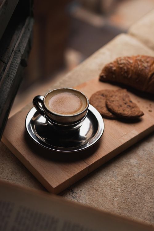 Taza de Cerámica Negra en Bandeja de Madera Marrón. Wallpaper in 2667x4000 Resolution