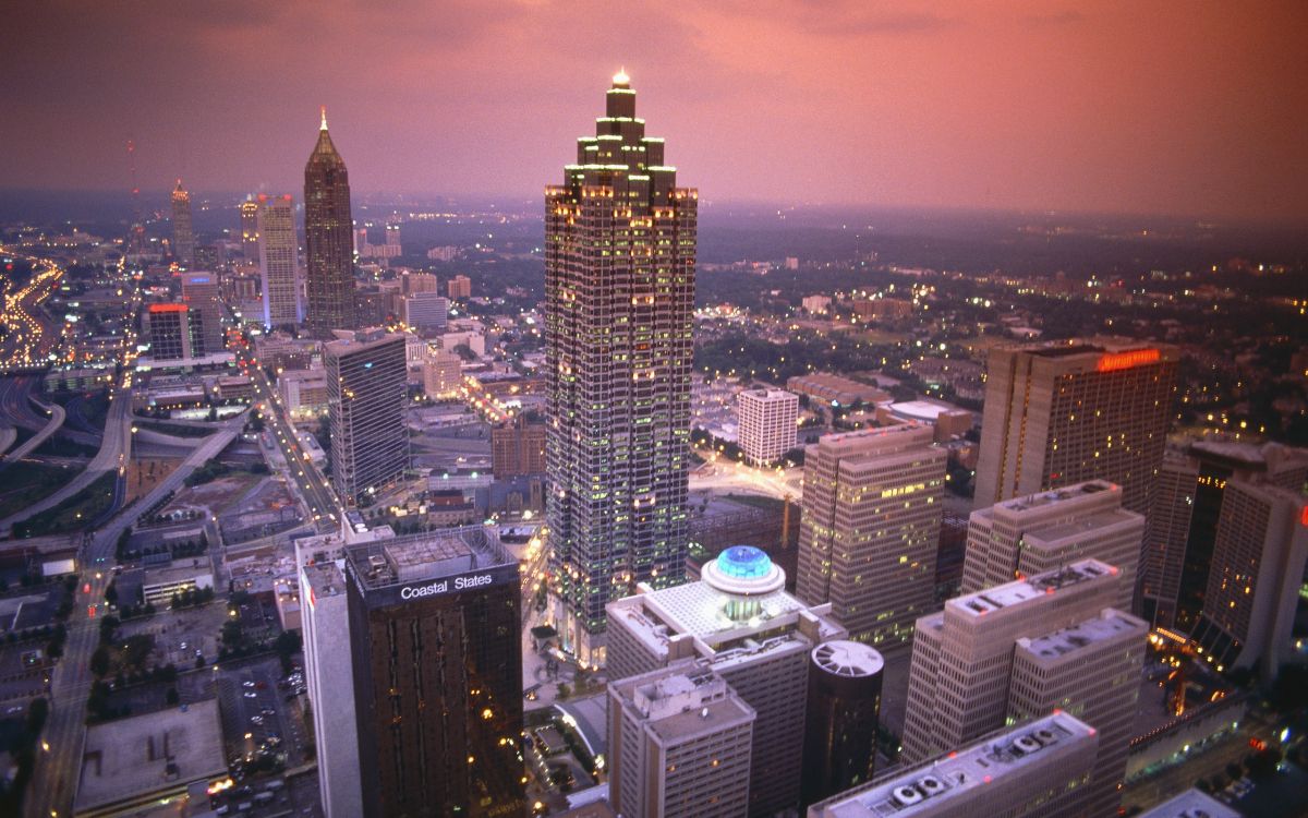 Vista Aérea de Los Edificios de la Ciudad Durante la Noche.. Wallpaper in 2560x1600 Resolution