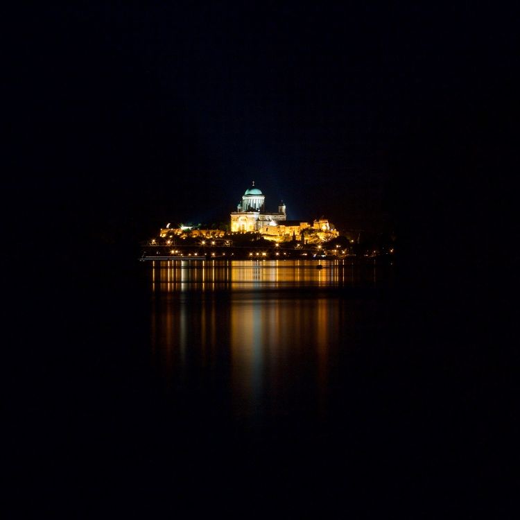 Beleuchtete Skyline Der Stadt Während Der Nacht. Wallpaper in 3054x3054 Resolution