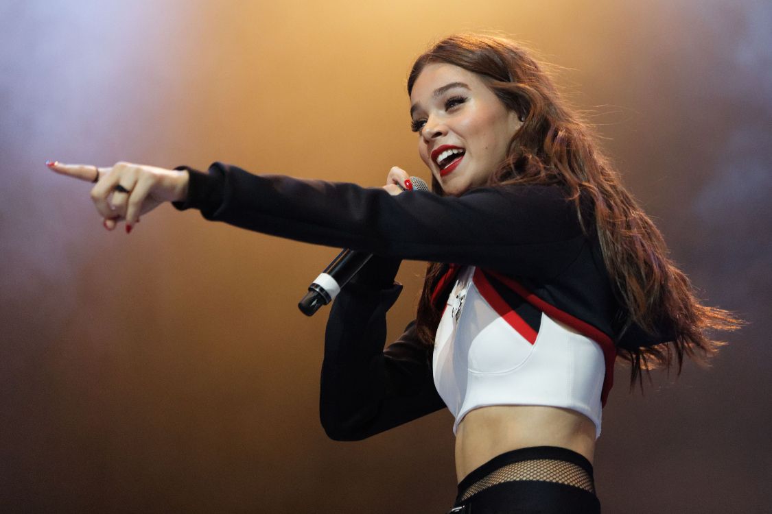 hailee steinfeld biggest weekend, Hailee Steinfeld, performance, arm, blond