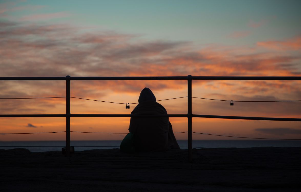 Silhouette de Personne Assise Sur un Quai en Bois Pendant le Coucher du Soleil. Wallpaper in 6335x4043 Resolution