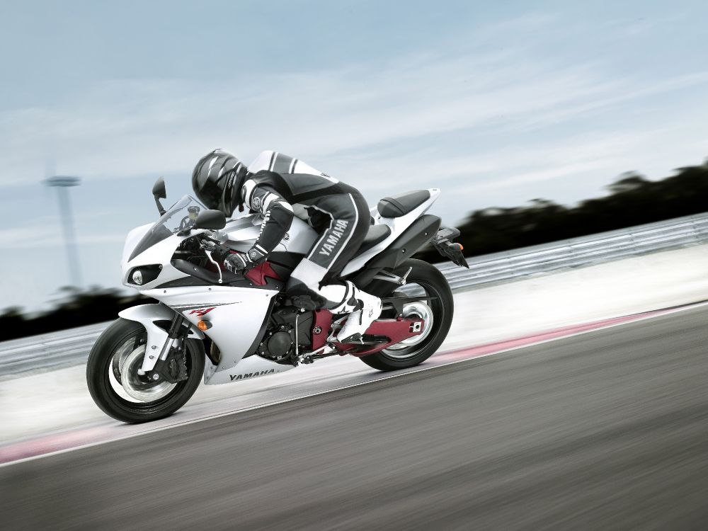 Man Riding White Sports Bike Sur Route Pendant la Journée. Wallpaper in 7216x5412 Resolution
