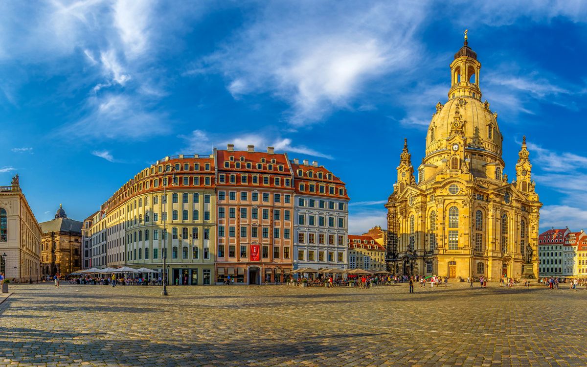 Bâtiment en Béton Brun Sous Ciel Bleu Pendant la Journée. Wallpaper in 2560x1600 Resolution