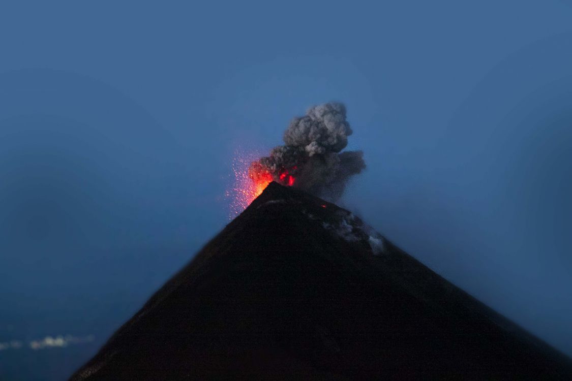 Schwarz-weißer Berg Unter Blauem Himmel Tagsüber. Wallpaper in 3267x2178 Resolution