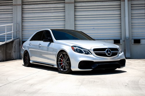 Image silver mercedes benz coupe parked near white building