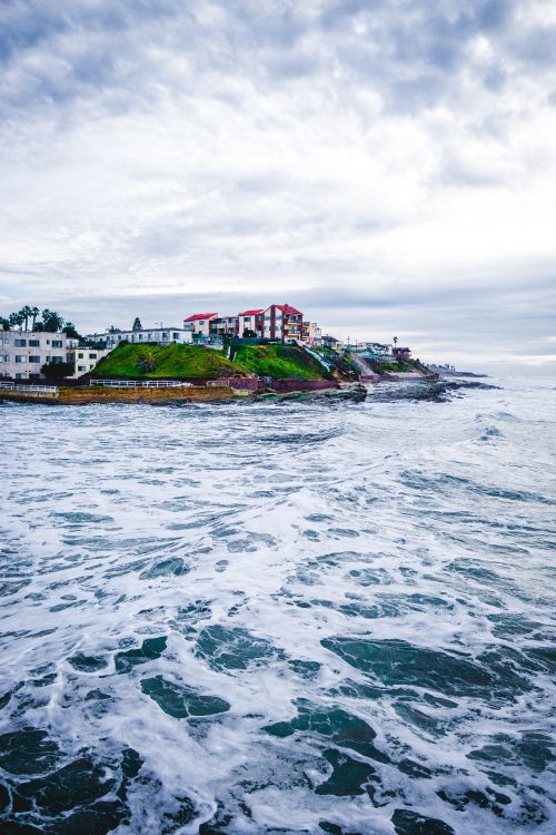 Edificio de Hormigón Blanco Cerca Del Cuerpo de Agua Durante el Día. Wallpaper in 3879x5818 Resolution
