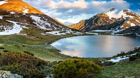 Image lake in the middle of mountains