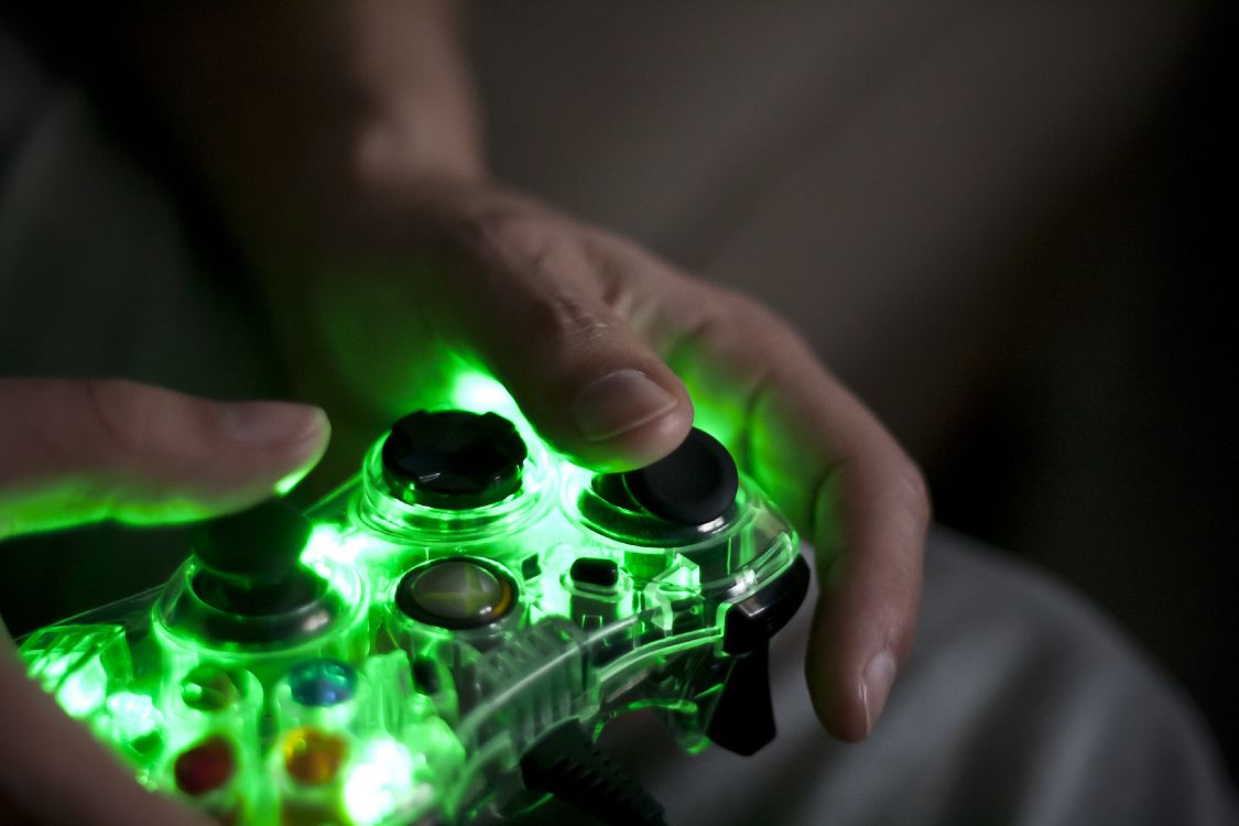 Green and Black Xbox Game Controller. Wallpaper in 3888x2592 Resolution