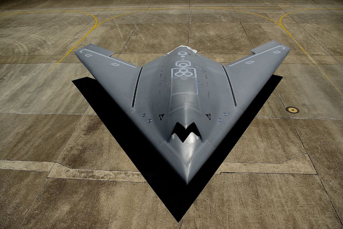 Avión Jet Negro Sobre Campo Marrón Durante el Día. Wallpaper in 3872x2592 Resolution