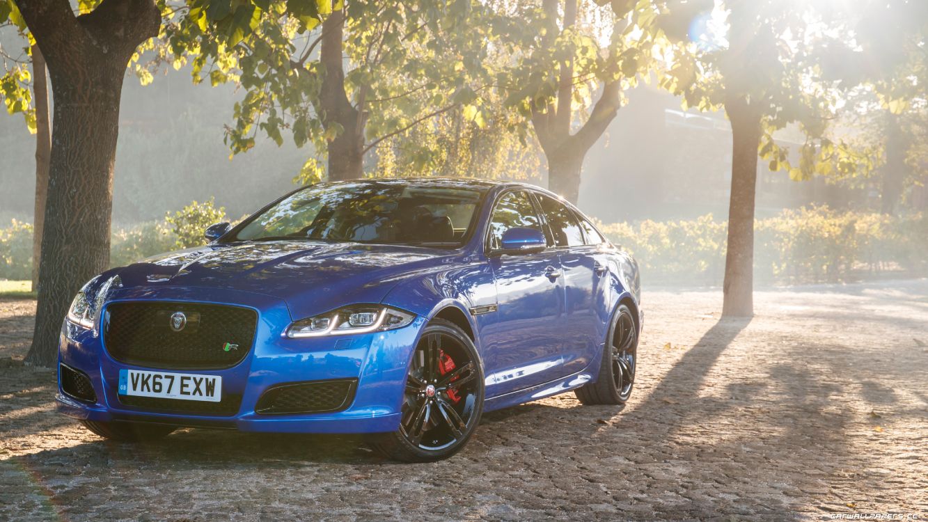 Blaues Bmw m 3 Coupe, Das Tagsüber Auf Grauem Betonpflaster Geparkt Ist. Wallpaper in 5120x2880 Resolution