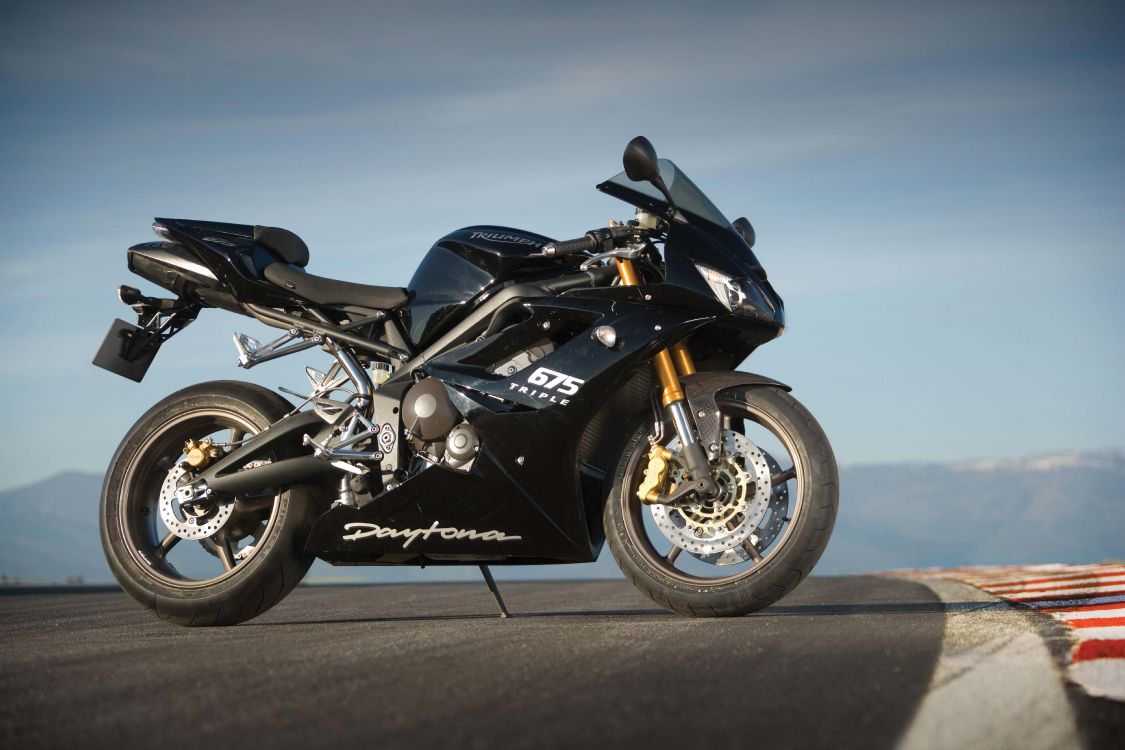 Schwarz-gelbes Bmw Sportbike. Wallpaper in 6144x4096 Resolution