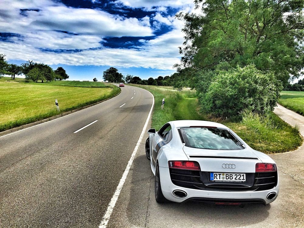 Weißer Audi r 8 Tagsüber Unterwegs. Wallpaper in 2048x1536 Resolution