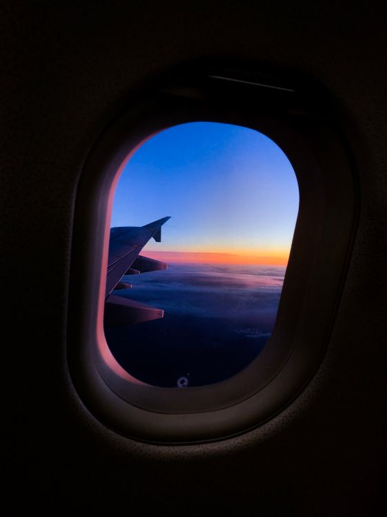 Flugzeugfenster Mit Blick Auf Weiße Wolken Tagsüber. Wallpaper in 3024x4032 Resolution
