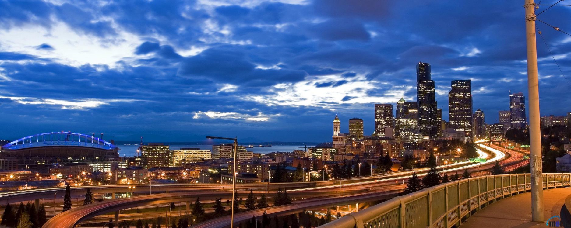 Edificios de la Ciudad Bajo un Cielo Azul Durante la Noche. Wallpaper in 2560x1024 Resolution