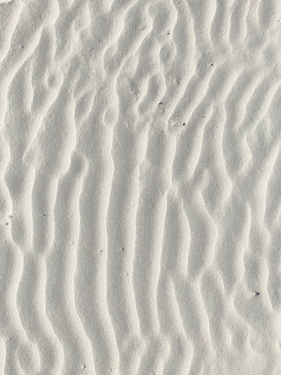 Tagsüber Brauner Sand Mit Fußspuren. Wallpaper in 3024x4032 Resolution
