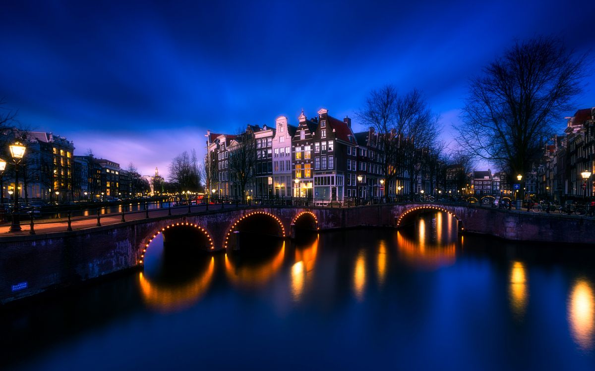 Puente Sobre el Río Durante la Noche. Wallpaper in 2880x1800 Resolution