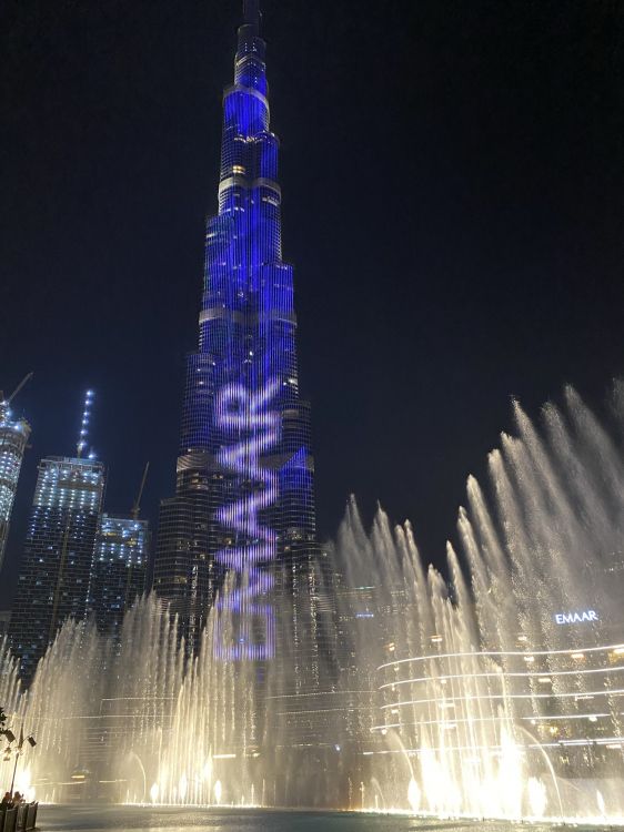 Dubai, Burj Khalifa, Wahrzeichen, Wasser, Nacht. Wallpaper in 1536x2048 Resolution