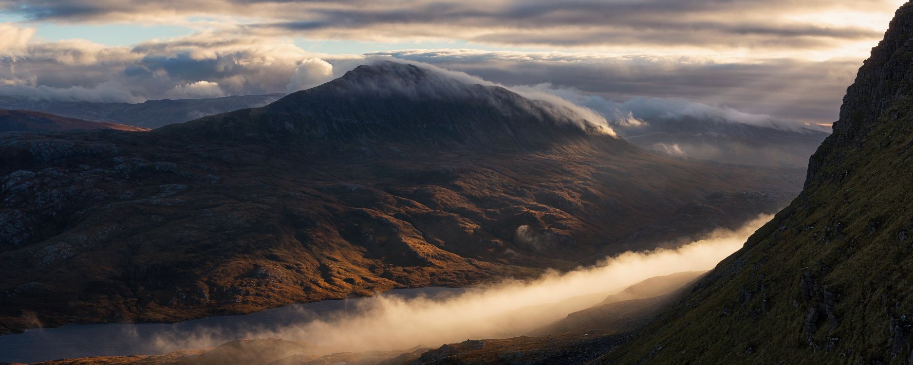 Montañas Marrones y Verdes Bajo Nubes Blancas Durante el Día. Wallpaper in 7500x3000 Resolution