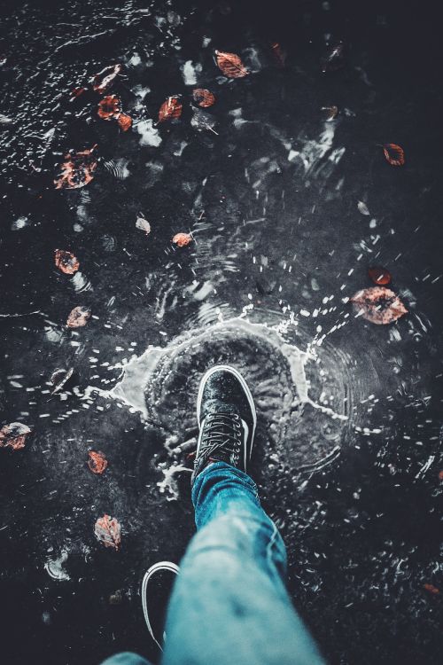 Persona en Jeans Azul y Zapatillas Blancas y Negras de Pie Sobre el Agua. Wallpaper in 2240x3360 Resolution